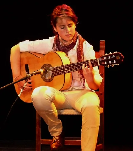 Alba Espert interpretando guitarra flamenca en un concierto