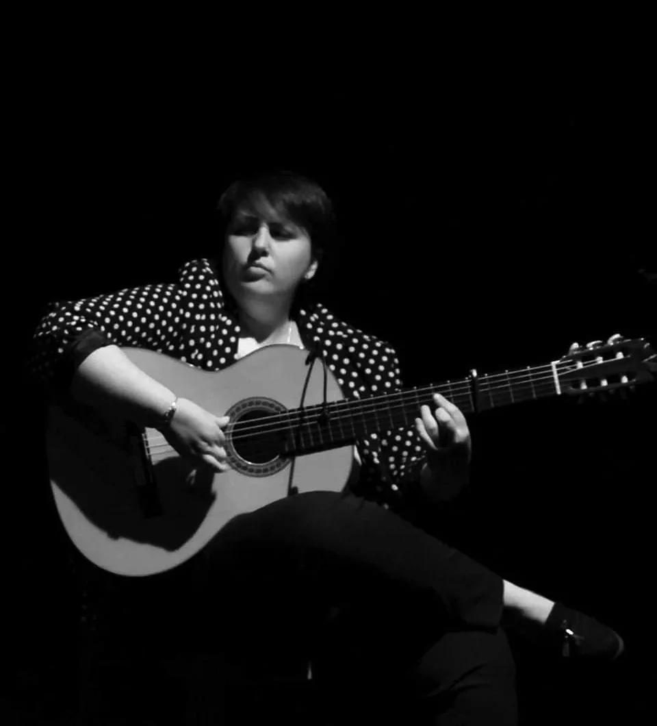 Retrato de Alba Espert tocando la guitarra flamenca